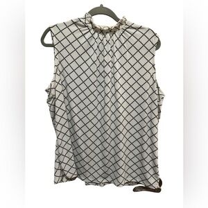 Elle - White w Black dot line detail / sleeveless high neck Size L